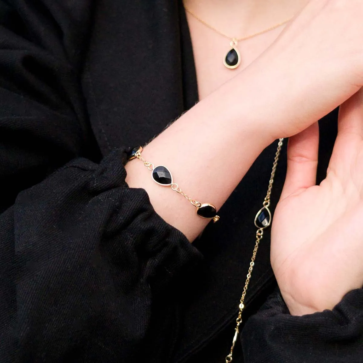 Natural Black Spinel Stone Clasp Bracelet In Gold-Tone